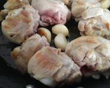 Foto del paso 1 de la receta: Pollo al ajillo con patatas