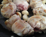 Foto del paso 1 de la receta: Pollo al ajillo con patatas