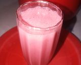 A picture of step 3 of Strawberry milkshake.