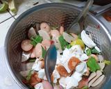 รูปขั้นตอนการทำที่ 4 ของ ยำหมูยอไส้กรอกไข่เค็ม