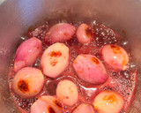 Foto del paso 3 de la receta: Chalotas confitadas al vino tinto y especias