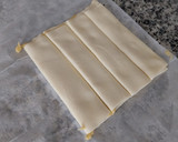 Foto del paso 5 de la receta: Lazos de hojaldre rellenos de crema de almendras y puntas de chocolate