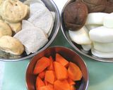 A picture of step 1 of Black Hanpen Fish Cake Stew.