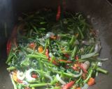 Foto langkah ke 2 dari resep Tumis kangkung seafood.