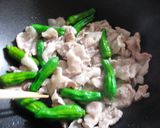 A picture of step 4 of Spicy Stir-Fry with Pork and Shishito Peppers.