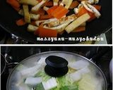 A picture of step 3 of Simmered Aburaage and Chinese Cabbage.