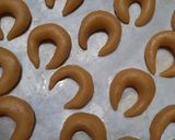 Foto langkah ke 5 dari resep Almond crescent cookies.