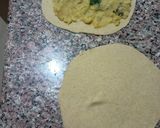 A picture of step 3 of Paper aloo paratha.