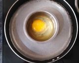 A picture of step 3 of Sunny sideup egg burger.