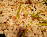 Foto del paso 4 de la receta: Arroz integral con espárragos verdes y champiñones