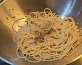 Foto langkah ke 4 dari resep Spaghetti Anglio Olio (with prawn).