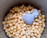A picture of step 1 of High protein Chole masala.
