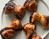 Foto del paso 10 de la receta: Lacitos de hojaldre con crema de chocolate y piñones