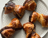 Foto del paso 10 de la receta: Lacitos de hojaldre con crema de chocolate y piñones