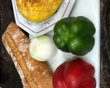 Foto del paso 1 de la receta: Bocadillo de tortilla de patatas con pimiento y cebolla