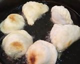 Foto del paso 3 de la receta: Empanadas fritas de muzzarella, cebolla y ciruelas