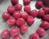 Foto langkah ke 3 dari resep Klepon pink isi coklat.