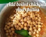 A picture of step 4 of Lahori Murgh Cholay.