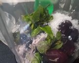 A picture of step 1 of Grapes black grapes Mojito.