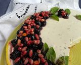 Foto del passaggio 14 della ricetta Cheesecake al basilico, limone e miele con yogurt, pinoli e morette di rovo