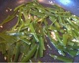 A picture of step 3 of Korean Stir-Fried Wakame Stems.