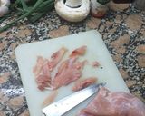 Foto del paso 1 de la receta: Tiritas de pata y muslo al wok
