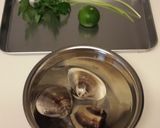 A picture of step 1 of Clear Clam Soup.