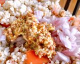 Hình bước làm 3 của món 🌱 Salad Couscous Cà Chua & Olive (Vegan)
