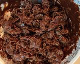 Une image de l'étape 2 de Roses des sables au chocolat 85%.