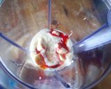 A picture of step 2 of Banana Strawberry Frozen Yorghut.