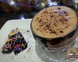 A picture of step 1 of Mocha coffee with choco cookies.