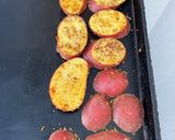 Une image de l'étape 3 de Pommes de terre rouges grillées aux épices et origan.