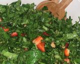 صورة لخطوة 4 من وصفة سلطة الفراولة بالسبانخ 🍓🌿