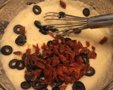 Foto del paso 6 de la receta: Pastel de patatas, tomate y aceitunas. Sin gluten, sin lactosa