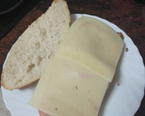 Foto del paso 4 de la receta: Bocadillo de lomo adobado con pimiento del piquillo, tortilla y queso