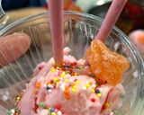 Foto langkah ke 8 dari resep Es Krim Strawberry Tanpa Freezer (Metode Titik Beku Kimia).