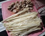 Foto langkah ke 2 dari resep Tumis Wortel Enoki.