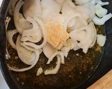 Foto del paso 3 de la receta: Jamoncitos de pollo en salsa de cebolla y berenjena