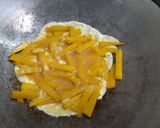 รูปขั้นตอนการทำที่ 3 ของ ฟักทองผัดไข่