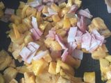 Huevos samba (tocineta, maicitos y plátano maduro)
