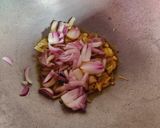 চিংড়ি পেঁয়াজকলি ভাজা (chingri peyajkoli bhaja recipe in Bengali) রেসিপির ধাপ 1 ছবি