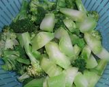 A picture of step 2 of Namul-style Broccoli with Mayonnaise and Fish Sauce.