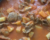 Foto del paso 3 de la receta: Carne de res con salsa roja y papas