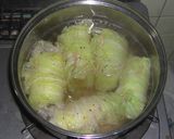 A picture of step 3 of Chinese Cabbage and Pork Belly Wraps Simmered in Soup.
