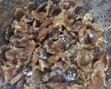 Hình bước làm 2 của món Chè củ sen táo đỏ và nhãn nhục