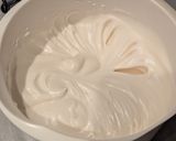 Sárgabaracklekváros piskótatekercs recept fázis 1 fotója