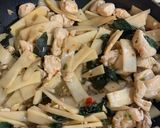 รูปขั้นตอนการทำที่ 3 ของ ไก่ผัดหน่อไม้ (คนไทยในต่างแดน🇺🇸)