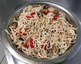 Une image de l'étape 5 de Nouilles japonaises sautées aux tomates et champignons.