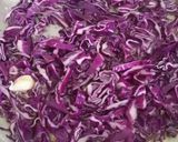 Foto del passaggio 1 della ricetta Spaghetti di zucchina sul letto di cavolo viola con fiori di ciliegino