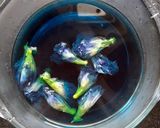A picture of step 2 of Butterfly Pea Flower Samak Rice.